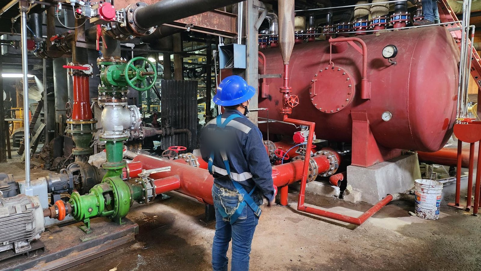 Sistema presurizado de manejo de condensados: tanque de recepción, bombas hacia calderas y tuberías de los equipos de proceso